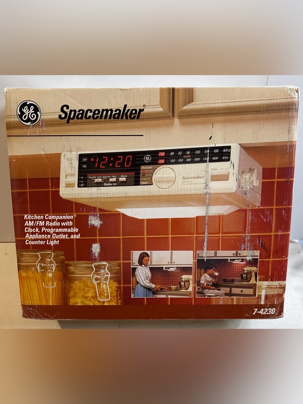 New Vintage GE Spacemaker Undercabinet AM/FM Clock Radio 7-4230 New In Box. NOS